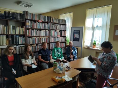 1 Grupa uczniów znajdujących się w bibliotece gminnej w Łapszach Niżnych