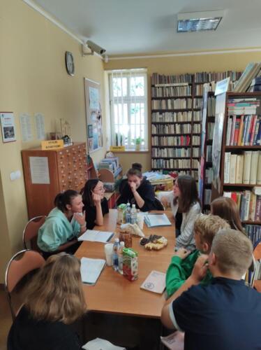 2 Grupa uczniów znajdujących się w bibliotece gminnej w Łapszach Niżnych