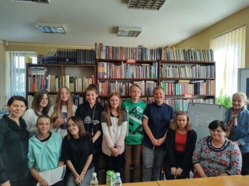 3 Grupa uczniów znajdujących się w bibliotece gminnej w Łapszach Niżnych