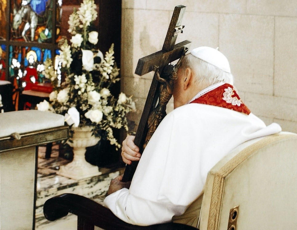 Papież Jana Paweł II przytula się do krzyża w czasie drogi krzyżowej w Wielki Piątek 