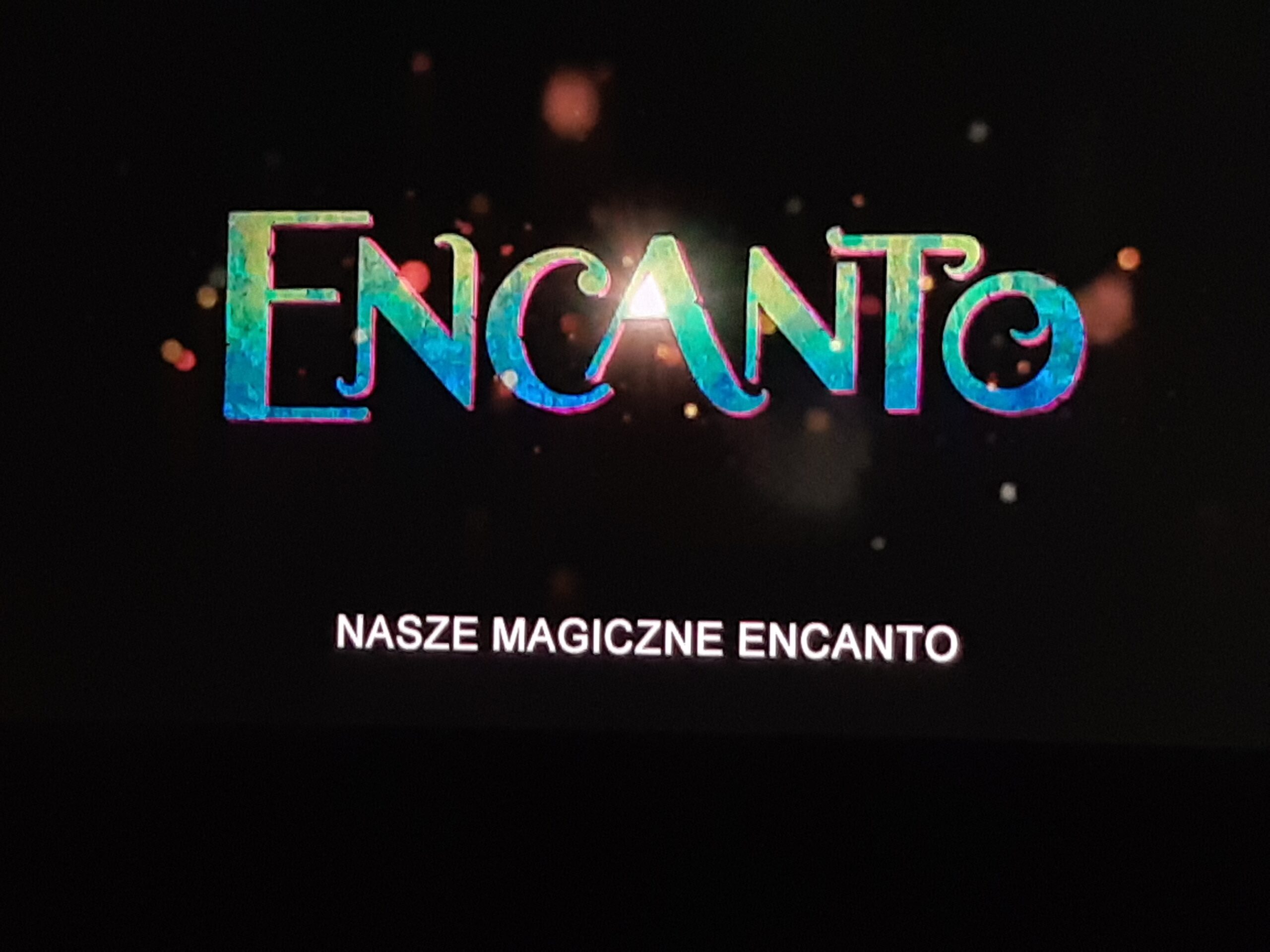 Zdjęcie ekranu w kinie z napisem tytułu filmu "Encanto nasze magiczne Encanto"