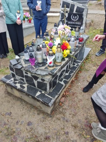 Uczniowie-klasy-8-na-cmentarzu-1