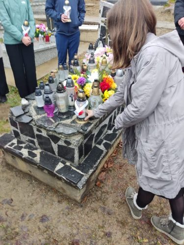 Uczniowie-klasy-8-na-cmentarzu-2