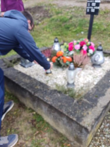 Uczniowie-klasy-8-na-cmentarzu-3