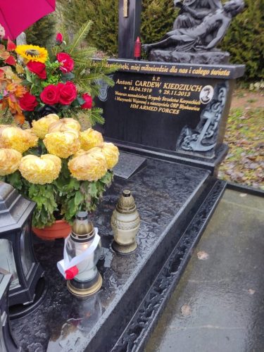 Uczniowie-klasy-8-na-cmentarzu-4