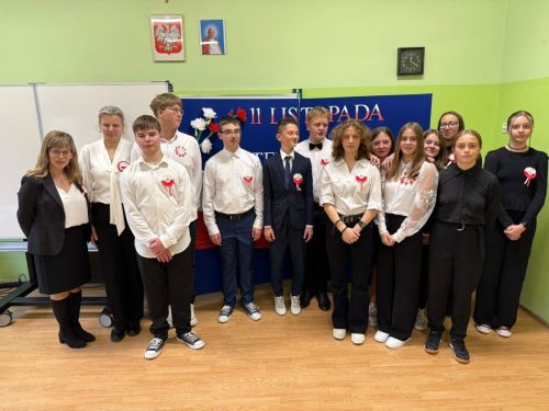 Uczniowie-klasy-8-podczas-akademii-z-okazji-11-Listopada-1