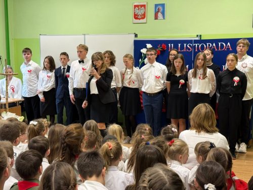 Uczniowie-klasy-8-podczas-akademii-z-okazji-11-Listopada-2