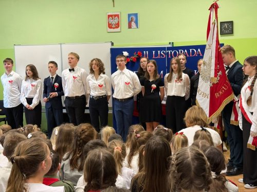 Uczniowie-klasy-8-podczas-akademii-z-okazji-11-Listopada-3