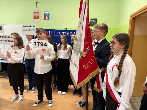 Uczniowie-klasy-8-podczas-akademii-z-okazji-11-Listopada-4
