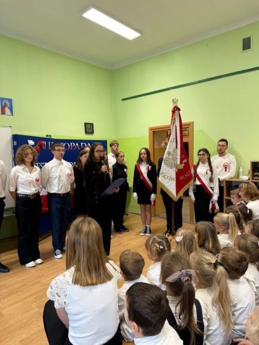 Uczniowie-klasy-8-podczas-akademii-z-okazji-11-Listopada-5