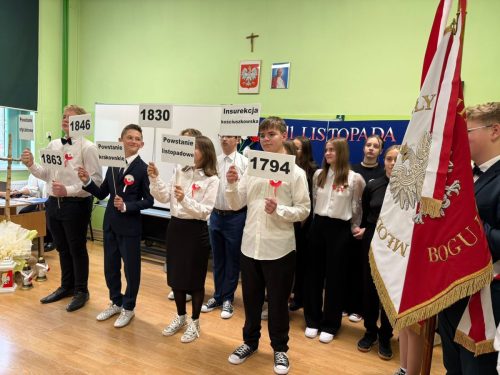 Uczniowie-klasy-8-podczas-akademii-z-okazji-11-Listopada-6