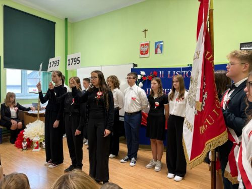Uczniowie-klasy-8-podczas-akademii-z-okazji-11-Listopada-7