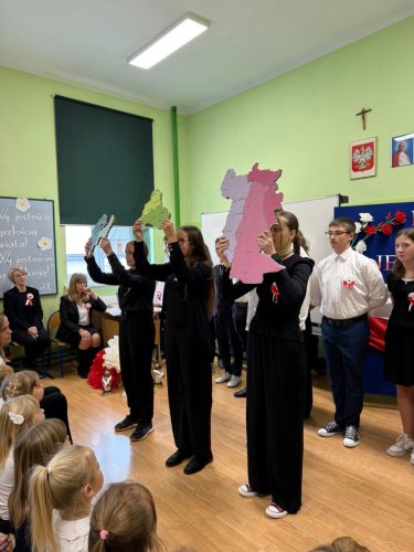 Uczniowie-klasy-8-podczas-akademii-z-okazji-11-Listopada-8