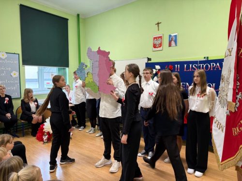 Uczniowie-klasy-8-podczas-akademii-z-okazji-11-Listopada-9