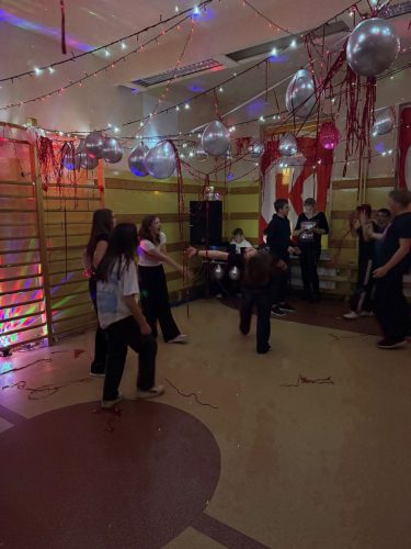 Uczniowie-podczas-zabawy-Andrzejkowej-1