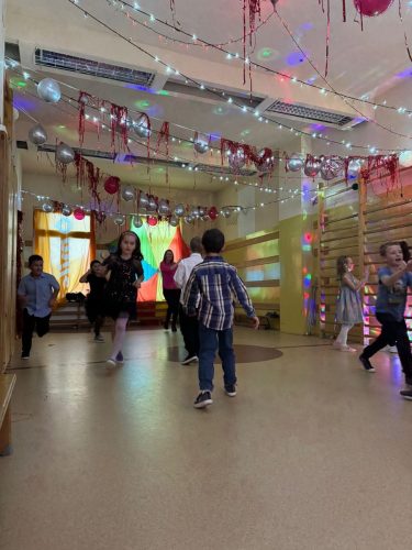 Uczniowie-podczas-zabawy-Andrzejkowej-2