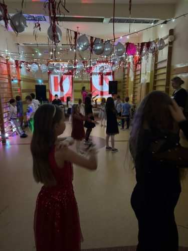 Uczniowie-podczas-zabawy-Andrzejkowej-4