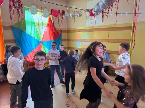 Uczniowie-podczas-zabawy-Andrzejkowej-8