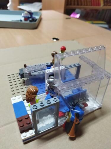 Konstrukcie-z-kolockow-Lego-wykonane-przez-wybranych-uczniow-podczas-konkursu-Barwny-Lego-Motyl-4