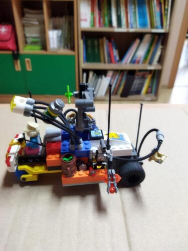 Konstrukcie-z-kolockow-Lego-wykonane-przez-wybranych-uczniow-podczas-konkursu-Barwny-Lego-Motyl-7