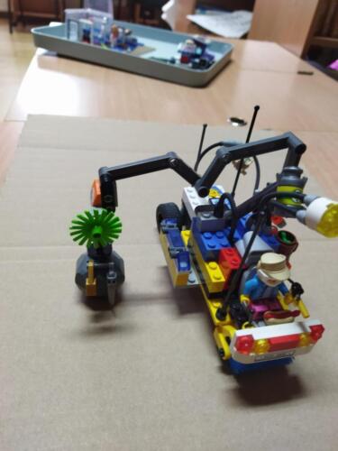 Konstrukcie-z-kolockow-Lego-wykonane-przez-wybranych-uczniow-podczas-konkursu-Barwny-Lego-Motyl-9