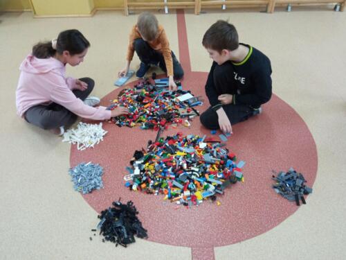 Wybrani-uczniowie-szkoly-poczas-konkursu-Barwny-Lego-Motyl-1