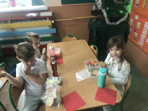 Dzieci-podczas-bialego-sniadania-klasowego-20