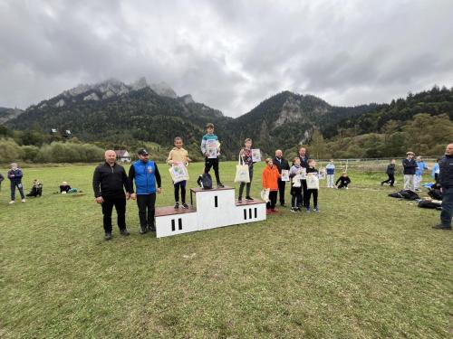 Podium-zwyciezcow-w-Jesiennych-Indywidualnych-Biegach-Przelajowych-pod-Trzema-Koronami-2