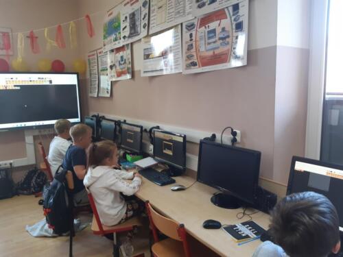 Dzieci-na-lekcji-informatyki-podczas-zajec-z-kodowania-w-ramach-Europejskiego-Tygodnia-Kodowania-17