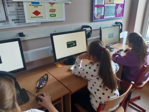 Dzieci-na-lekcji-informatyki-podczas-zajec-z-kodowania-w-ramach-Europejskiego-Tygodnia-Kodowania-3