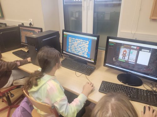 Uczniowie-podczas-Tygodnia-Kodowania-2