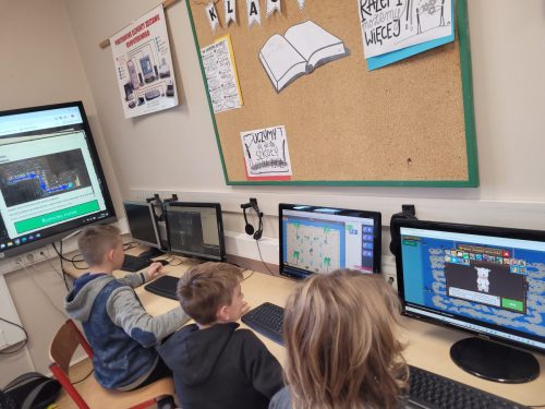 Uczniowie-podczas-Tygodnia-Kodowania-7