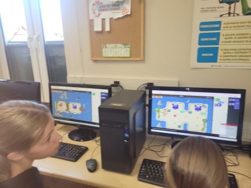 Uczniowie-podczas-Tygodnia-Kodowania-8