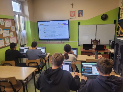 Uczniowie-na-lekcjach-informatyki-podczas-Tygodnia-Kodowania-1