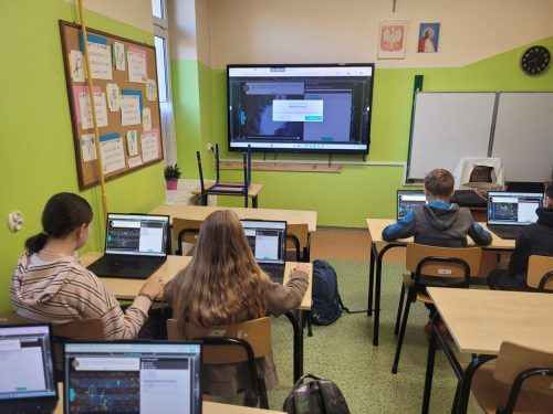 Uczniowie-na-lekcjach-informatyki-podczas-Tygodnia-Kodowania-10