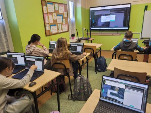 Uczniowie-na-lekcjach-informatyki-podczas-Tygodnia-Kodowania-11