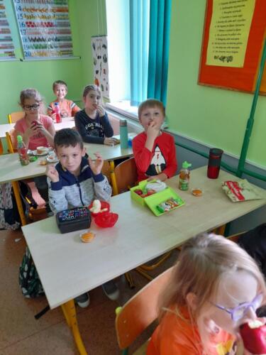 Dzieci-podczas-czerwonego-sniadanka-klasowego-21