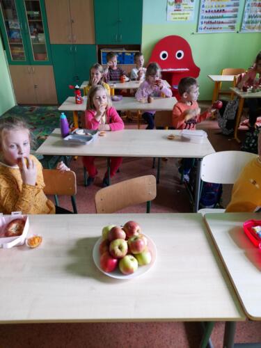 Dzieci-podczas-czerwonego-sniadanka-klasowego-25