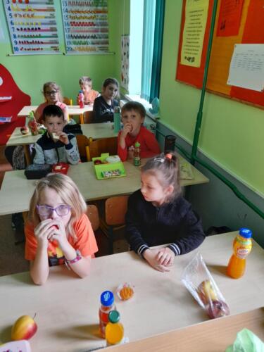 Dzieci-podczas-czerwonego-sniadanka-klasowego-26