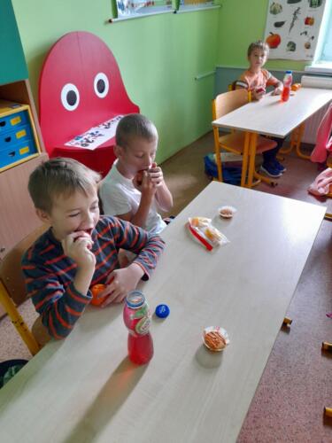 Dzieci-podczas-czerwonego-sniadanka-klasowego-27