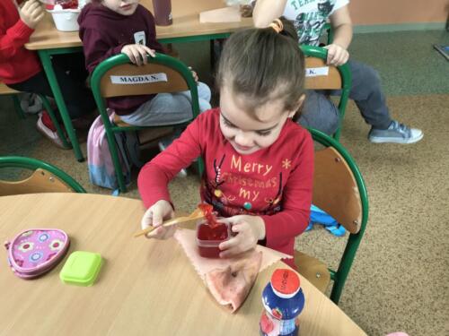 Dzieci-podczas-czerwonego-sniadanka-klasowego-5