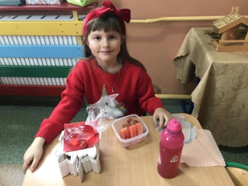 Dzieci-podczas-czerwonego-sniadanka-klasowego-6