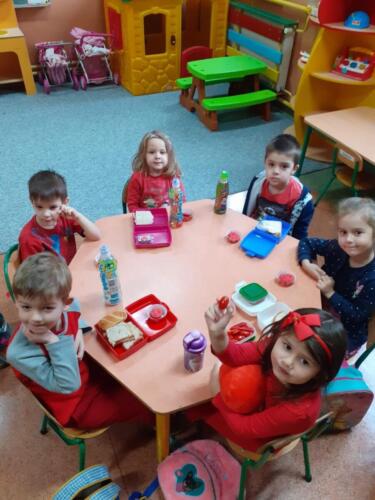 Dzieci-podczas-czerwonego-sniadanka-klasowego-7