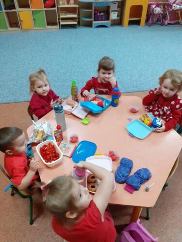 Dzieci-podczas-czerwonego-sniadanka-klasowego-8