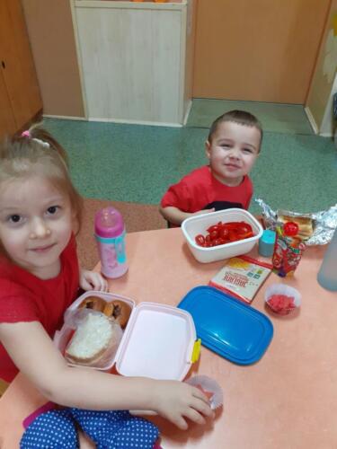 Dzieci-podczas-czerwonego-sniadanka-klasowego-9