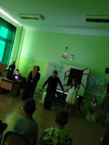 Uczniowie-klasy-V-podczas-przedstawienia-teatralnego-DEMETER-I-KORA-4