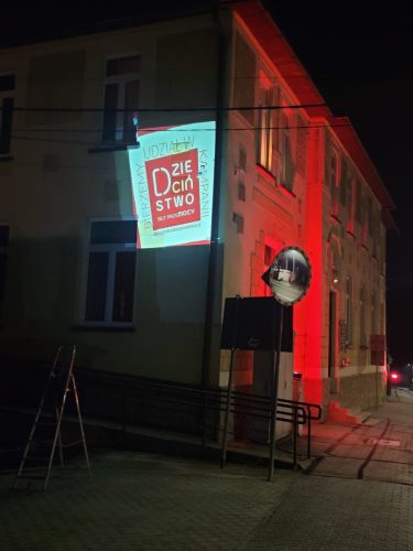 Final-Akcji-DziecinstwoBezPrzemocy-–-Budynek-Szkoly-w-Nowym-Swietle-1