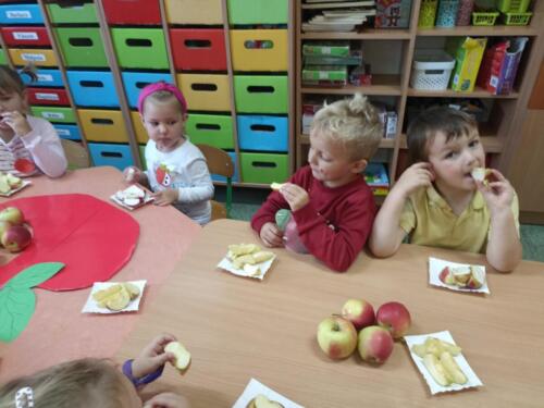 Dzieci-podczas-obchodow-Dnia-Jablka-w-swoich-klasach-10