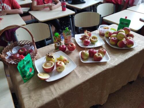 Dzieci-podczas-obchodow-Dnia-Jablka-w-swoich-klasach-29