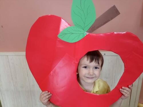 Dzieci-podczas-obchodow-Dnia-Jablka-w-swoich-klasach-2 (1)